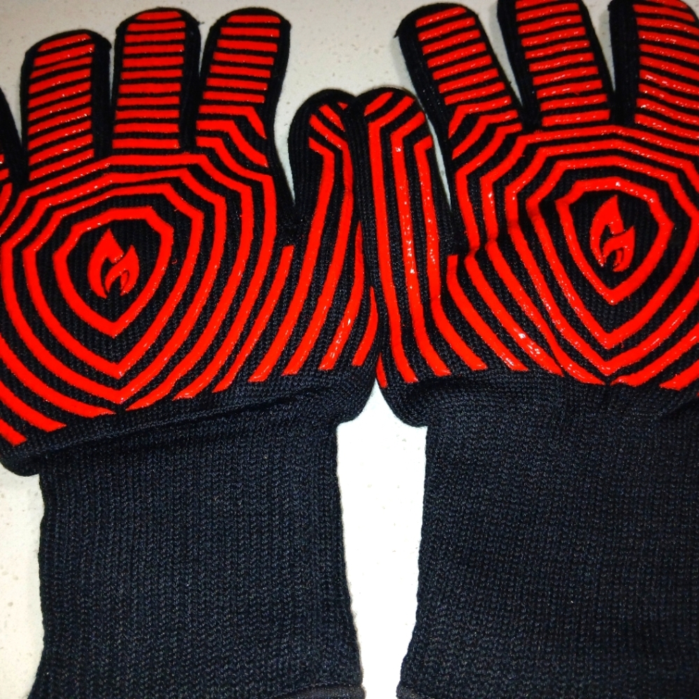 Heat-Resistant BBQ Gloves - Black and Red